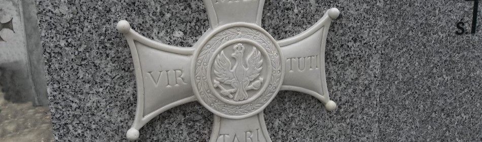 Krzyż Virtuti Militari na nagrobku