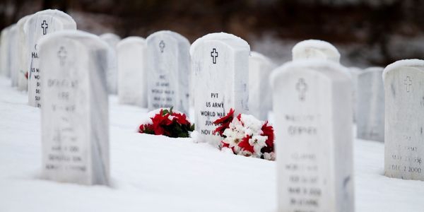 Zima na cmentarzu. Jak dbać o nagrobek na cmentarzu